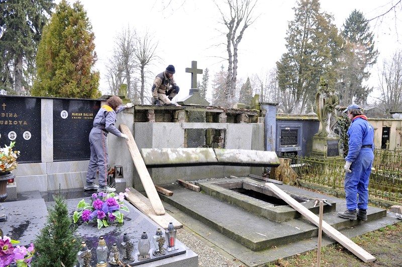 Chátrající hrobka Jana Kašpara demontována, teď bude aviatik s rodinou čekat na novou hrobku.