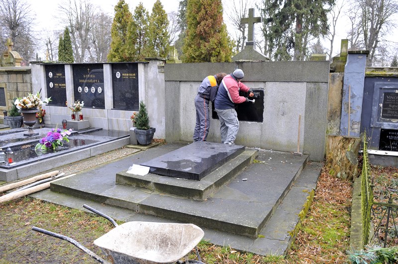 Začínalo se kompletním rozebráním nadzemní části stávající hrobky. 