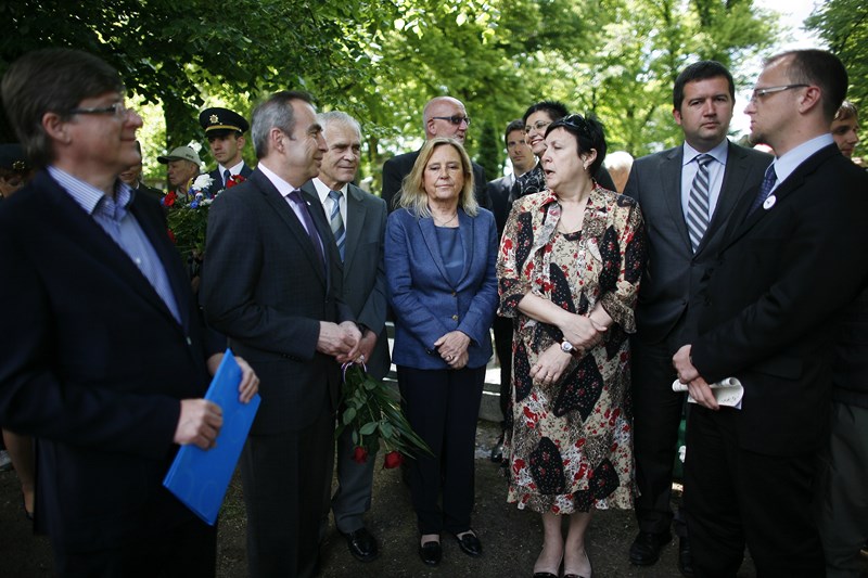 Politická reprezentace všech stupňů samospráv, uprostřed praneteř Jana Kašpara Eva Perrová.