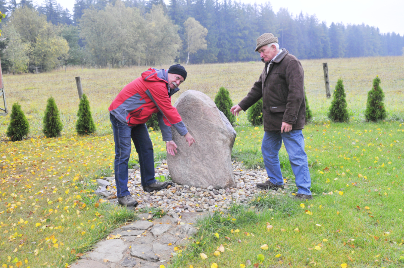 Michal Woff ukazuje, kde bude na pomníku umístěna pamětní deska. Vedle něj poslední starosta samostatných Martinic Liboslav Krčil.