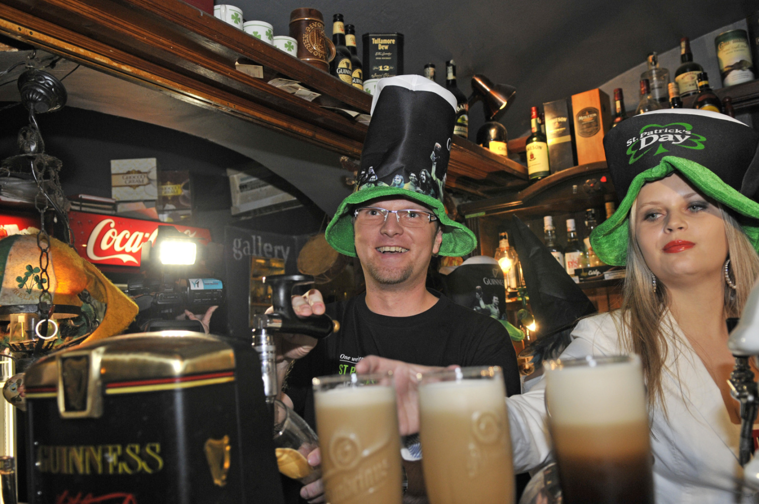 Usměvavý hejtman Martin Netolický točil jako o život... Jeden Guinness za druhým. Holky z ledu - pardubické ice girls tempu málem nestačily... _MES2240